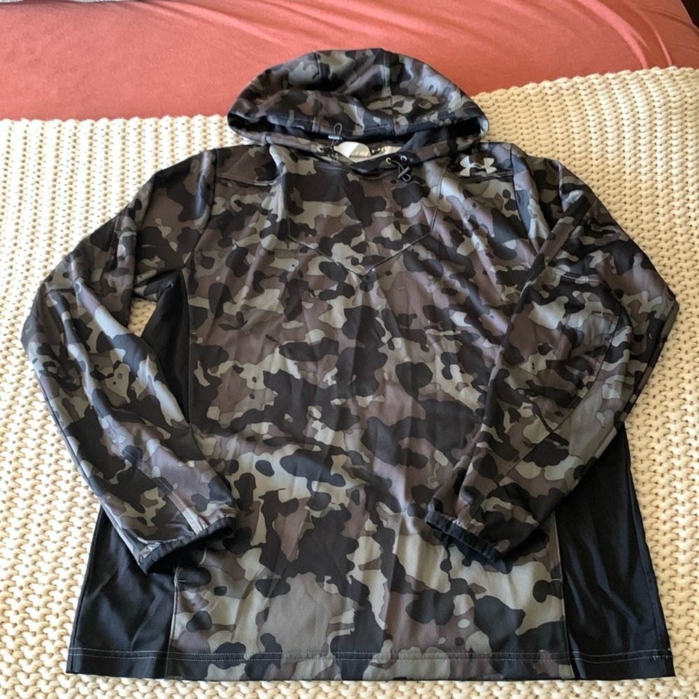 Men’s Under Armour camouflage pullover in large, gray/black